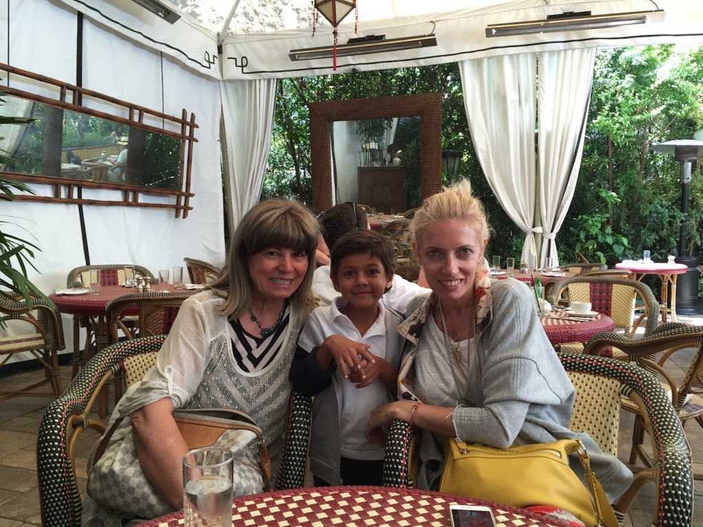 mic dejun la Chateau Marmont, impreuna cu Maral Kazazian, o prietena draga de familie si cu Avi. iunie 2015