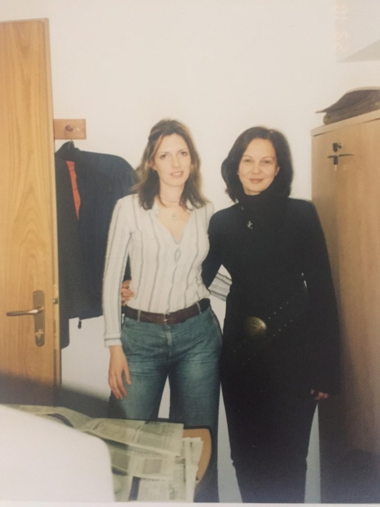 cu Mignon Silva in incinta Ambasadei Israel, toamna lui 2002. Purtam tinta Mango cumparata din Mall Vitan