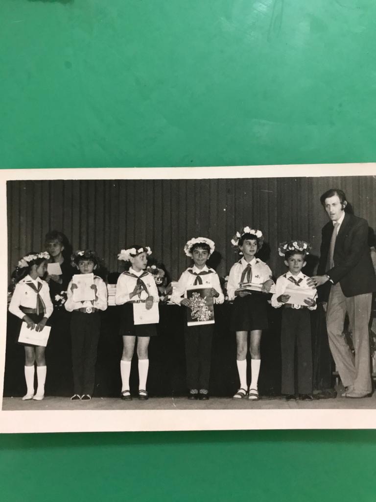 tata la Cornu, anii '80, final de an scolar