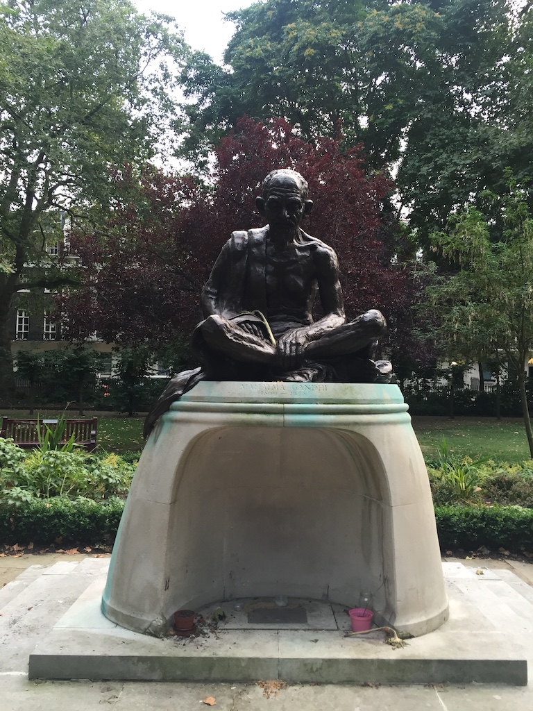 Tavistock Park, statuia lui Mahatma Gandhi