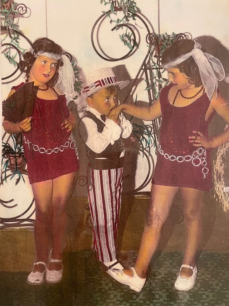 Eu in copilarie, cca 1978, la Casa Pionierilor din Campina, in costum de charleston, in maioul mamei si cu lantul mamei in talie
