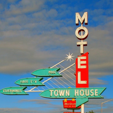 deschidere mare, Town_House_Motel
