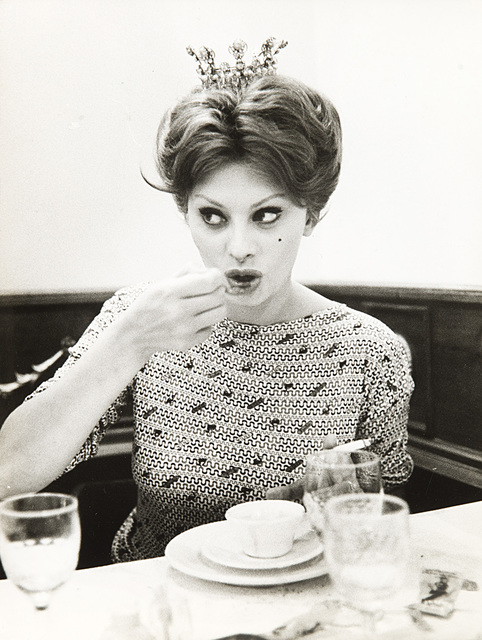 Sophia Loren bea cafea